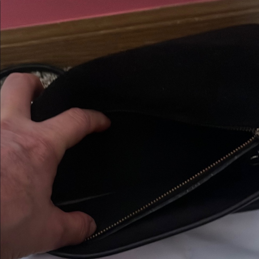 Elegant Black Shoulder Bag - Picture 3 of 7